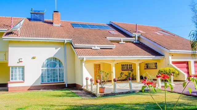 6 Bedroom House to Rent in Borrowdale