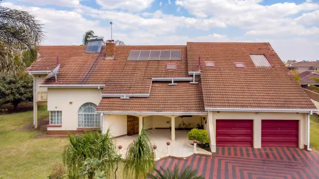 6 Bedroom House to Rent in Borrowdale West