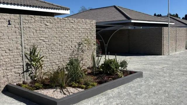 Townhouse/Complex/Cluster to Rent in Greendale North