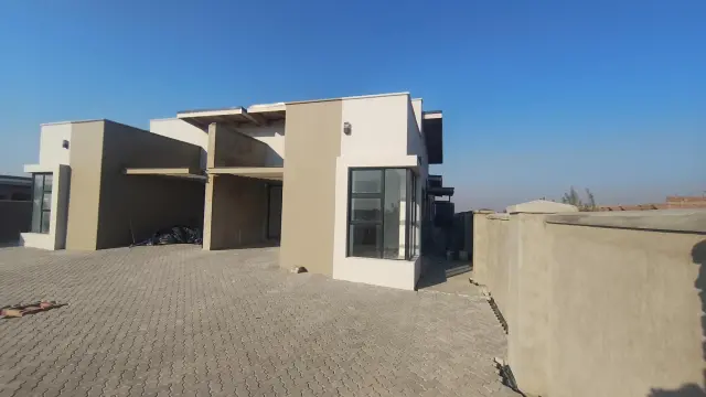 Townhouse/Complex/Cluster to Rent in Arlington