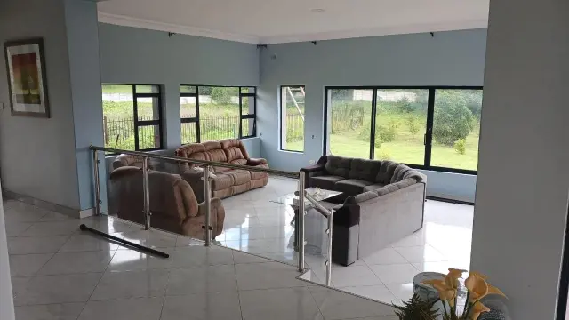 6 Bedroom House to Rent in Borrowdale