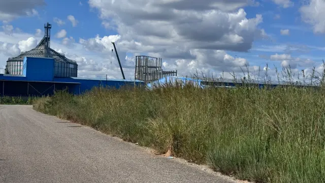 Industrial Stand for Sale in Arlington