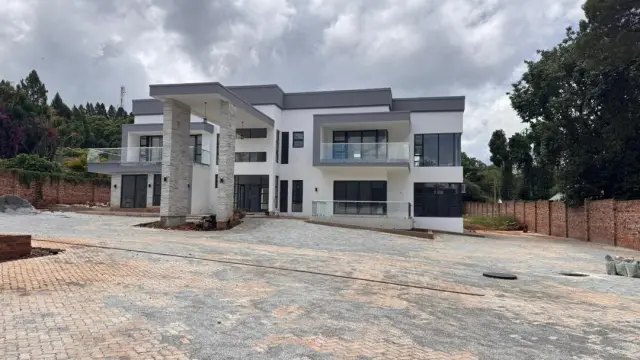 8 Bedroom House to Rent in Greystone Park