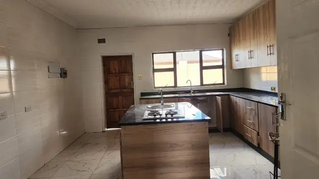 6 Bedroom House to Rent in Manresa