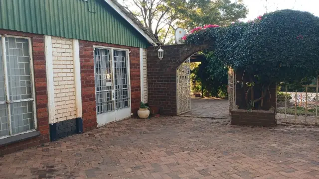 2 Bedroom Cottage/Garden Flat to Rent in Upper Hillside