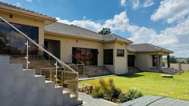 6 Bedroom House to Rent in Borrowdale