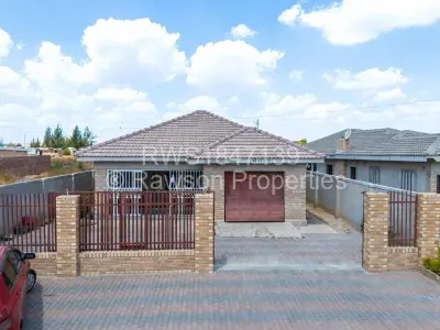 House For Sale in Mainway Meadows