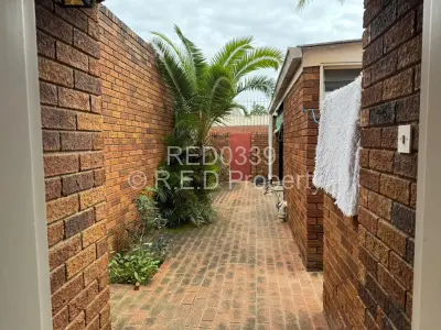 Townhouse/Cluster For Sale in Ascot