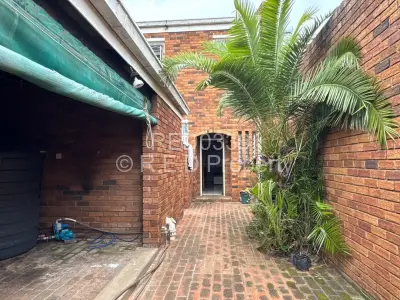 Townhouse/Cluster For Sale in Ascot