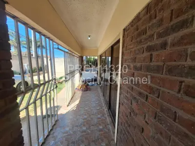 House For Sale in Mainway Meadows