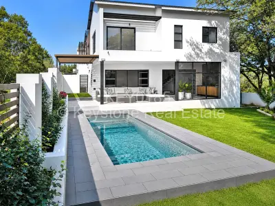 Townhouse/Cluster For Sale in Bryanston
