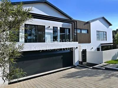 Townhouse/Cluster For Sale in Bryanston