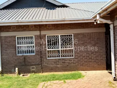 Townhouse/Cluster For Rent in Newlands