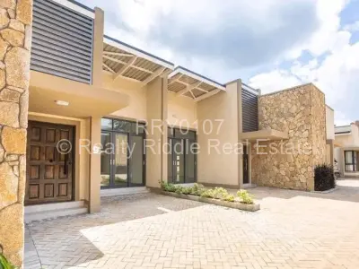 Townhouse/Cluster For Sale in Vainona