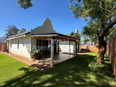 Townhouse/Cluster For Rent in Newlands